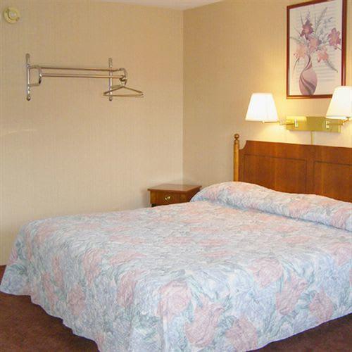 Pamola Motor Lodge Millinocket Quarto foto